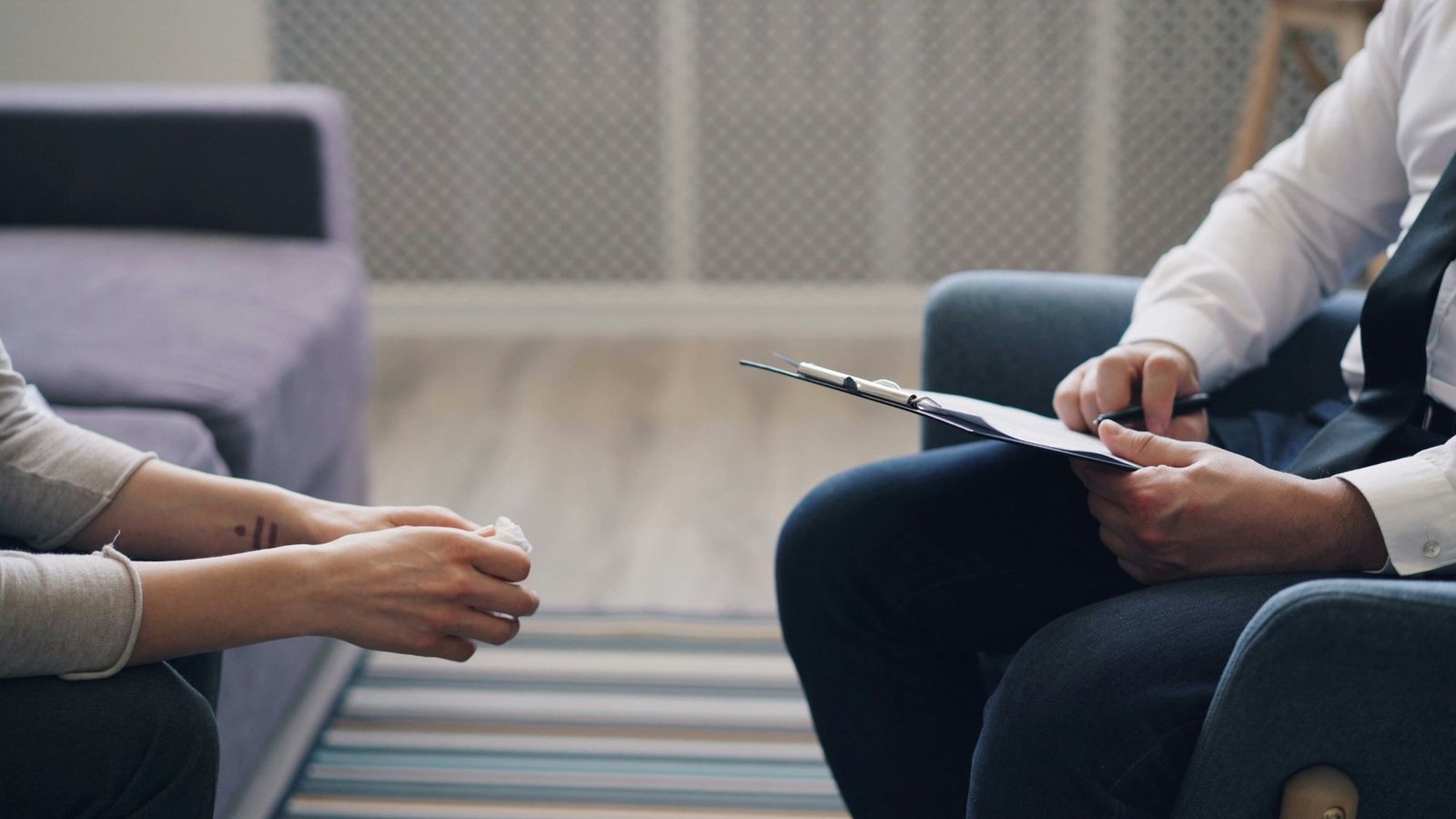 Sesión de psicoterapia: paciente y profesional conversando en un ambiente tranquilo